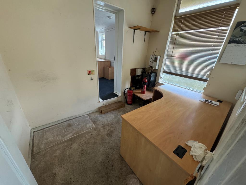 Lot: 94 - TOWN CENTRE SINGLE STOREY BUILDING WITH POTENTIAL - Front office